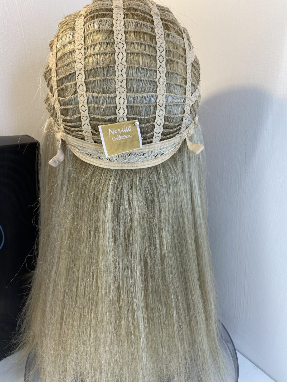 Noriko blonde long wig. Bblls810