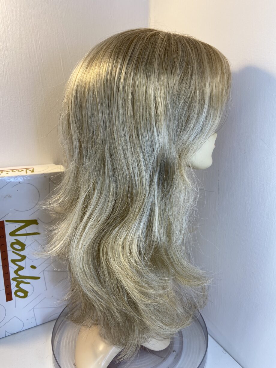 Extra long blonde wig. Bblls811