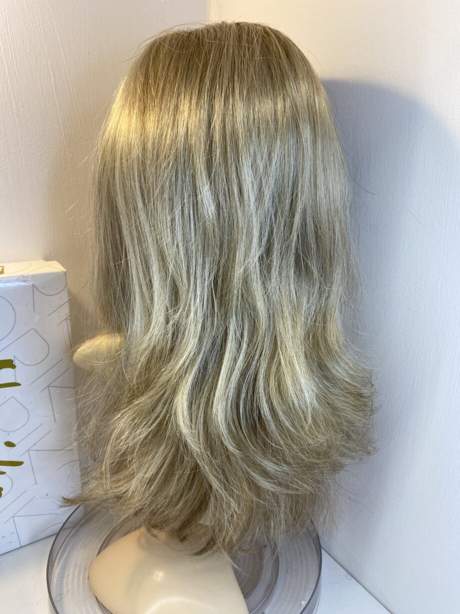 Extra long blonde wig. Bblls811