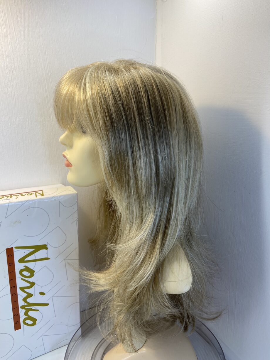 Extra long blonde wig. Bblls811
