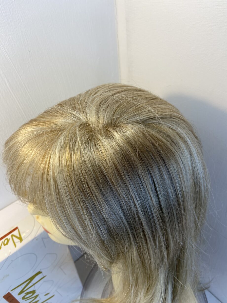 Extra long blonde wig. Bblls811
