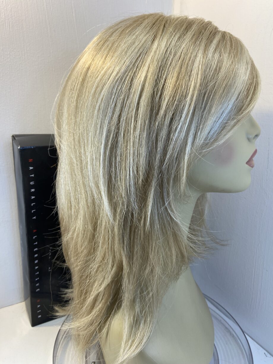Beautiful long blonde wig. Bblls807
