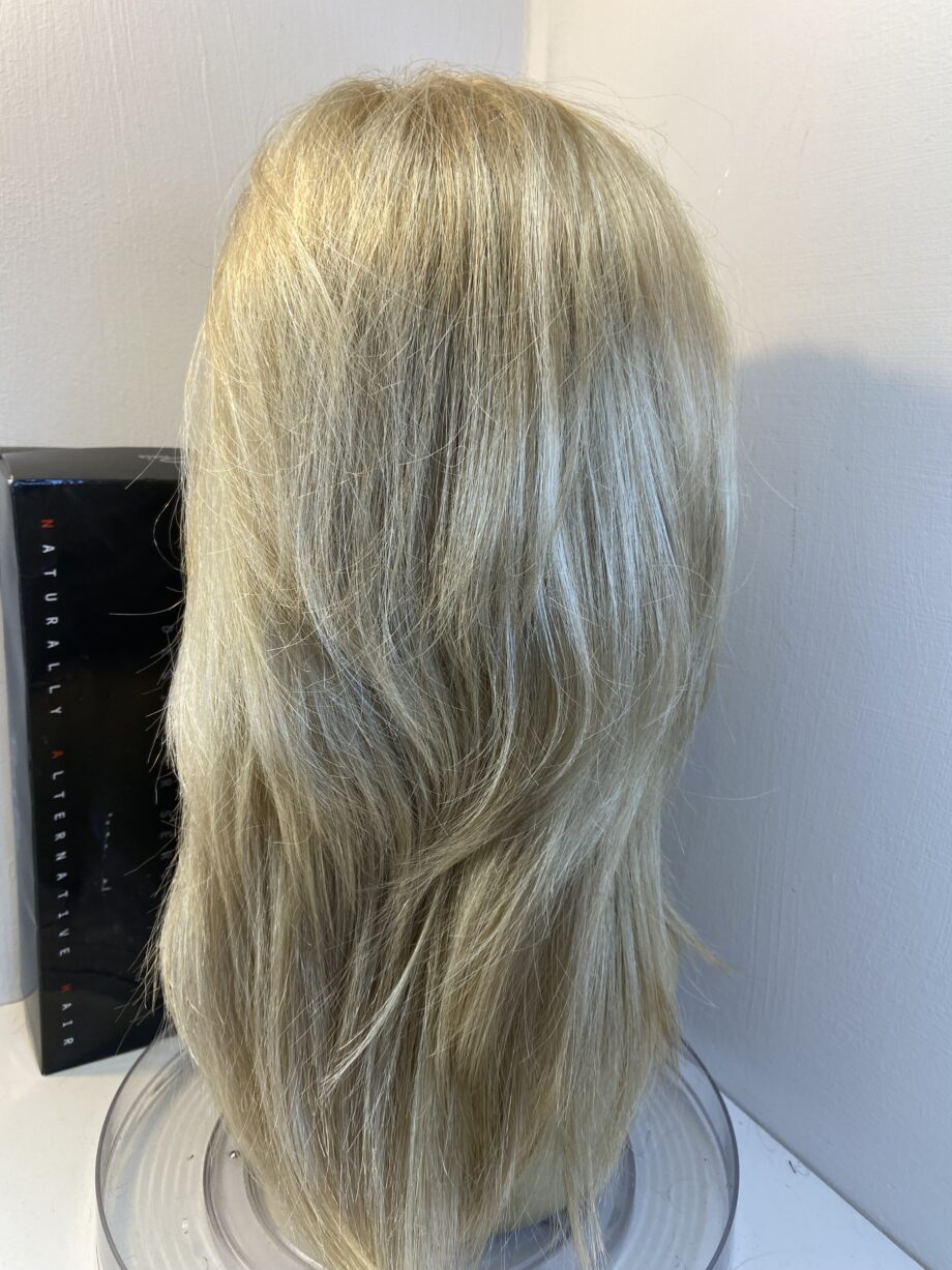 Beautiful long blonde wig. Bblls807