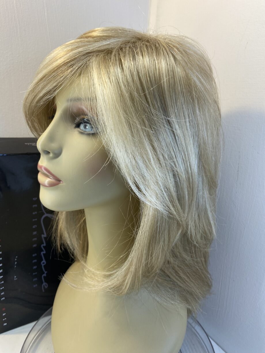 Beautiful long blonde wig. Bblls807
