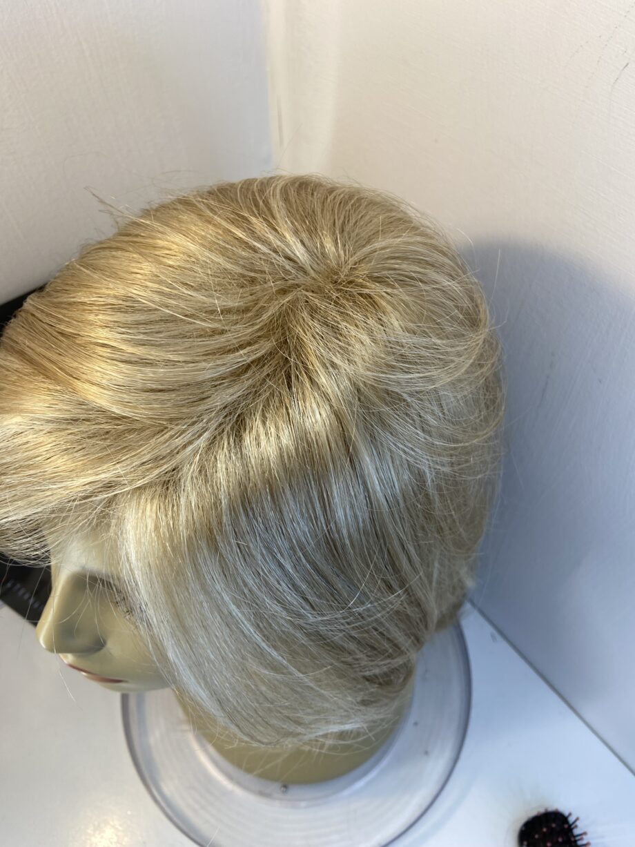Beautiful long blonde wig. Bblls807