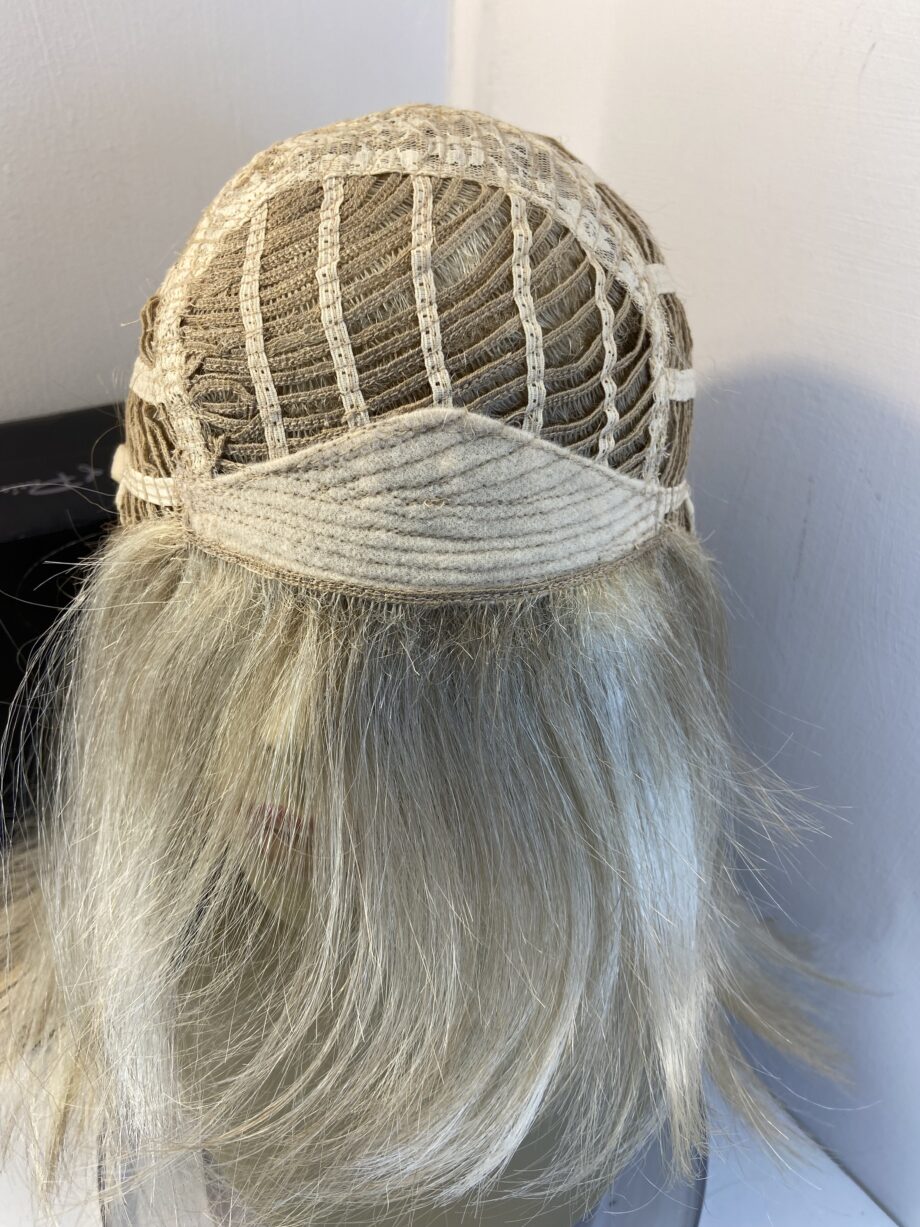 Beautiful long blonde wig. Bblls807