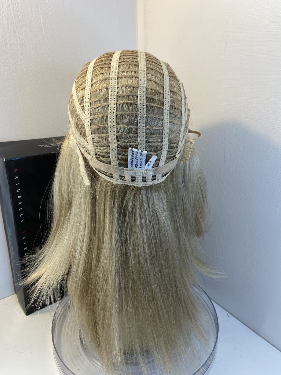 Beautiful long blonde wig. Bblls807