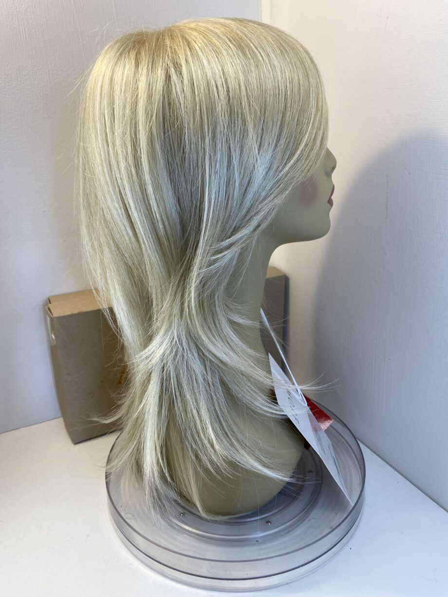 New creamy blonde long wig. Bbllw808