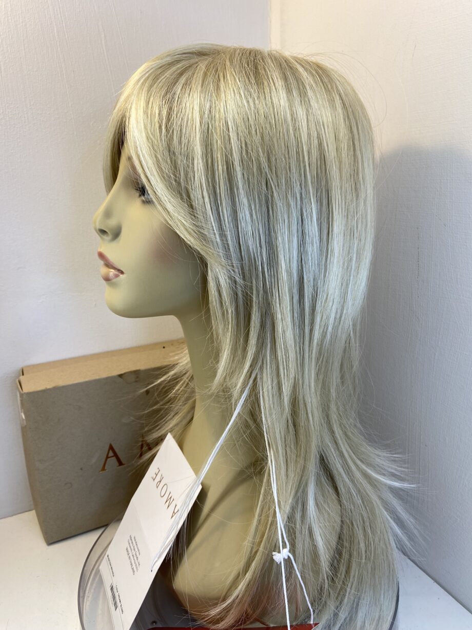 New creamy blonde long wig. Bbllw808