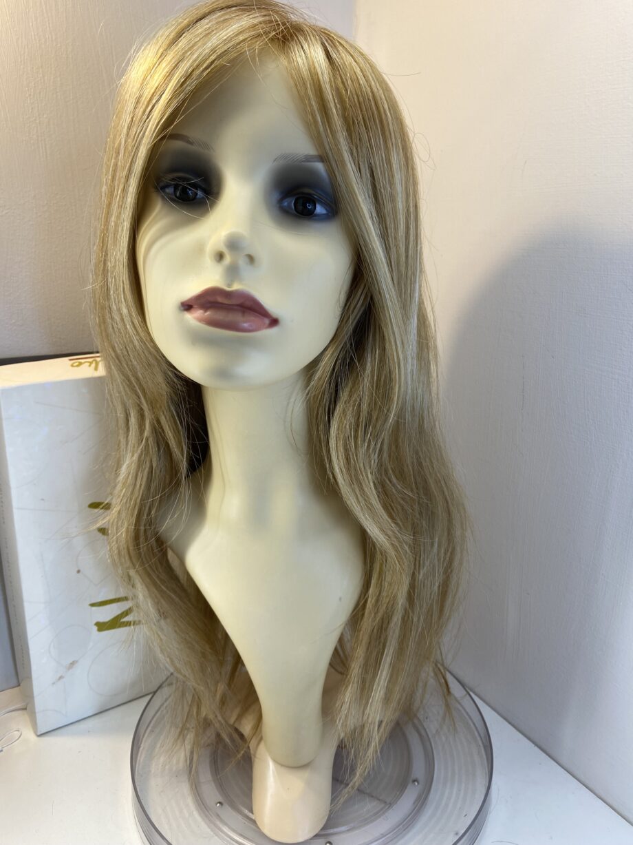 New honey blonde highlighted long wig. Blls809