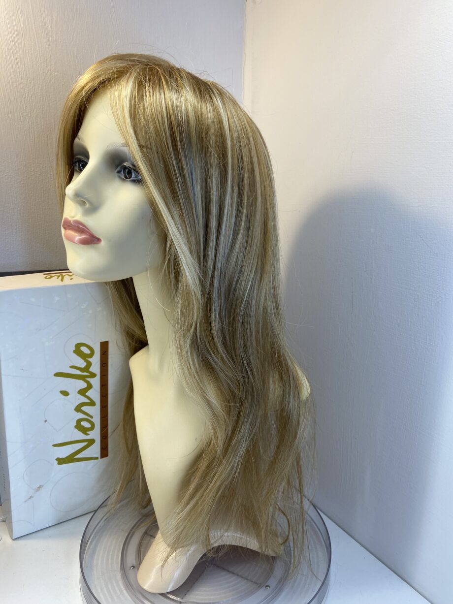 New honey blonde highlighted long wig. Blls809