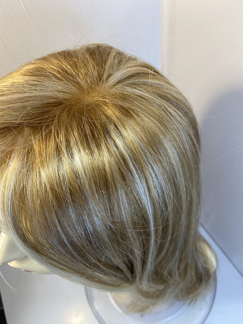 New honey blonde highlighted long wig. Blls809