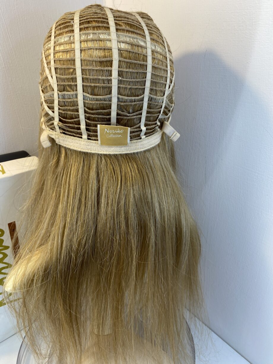 New honey blonde highlighted long wig. Blls809