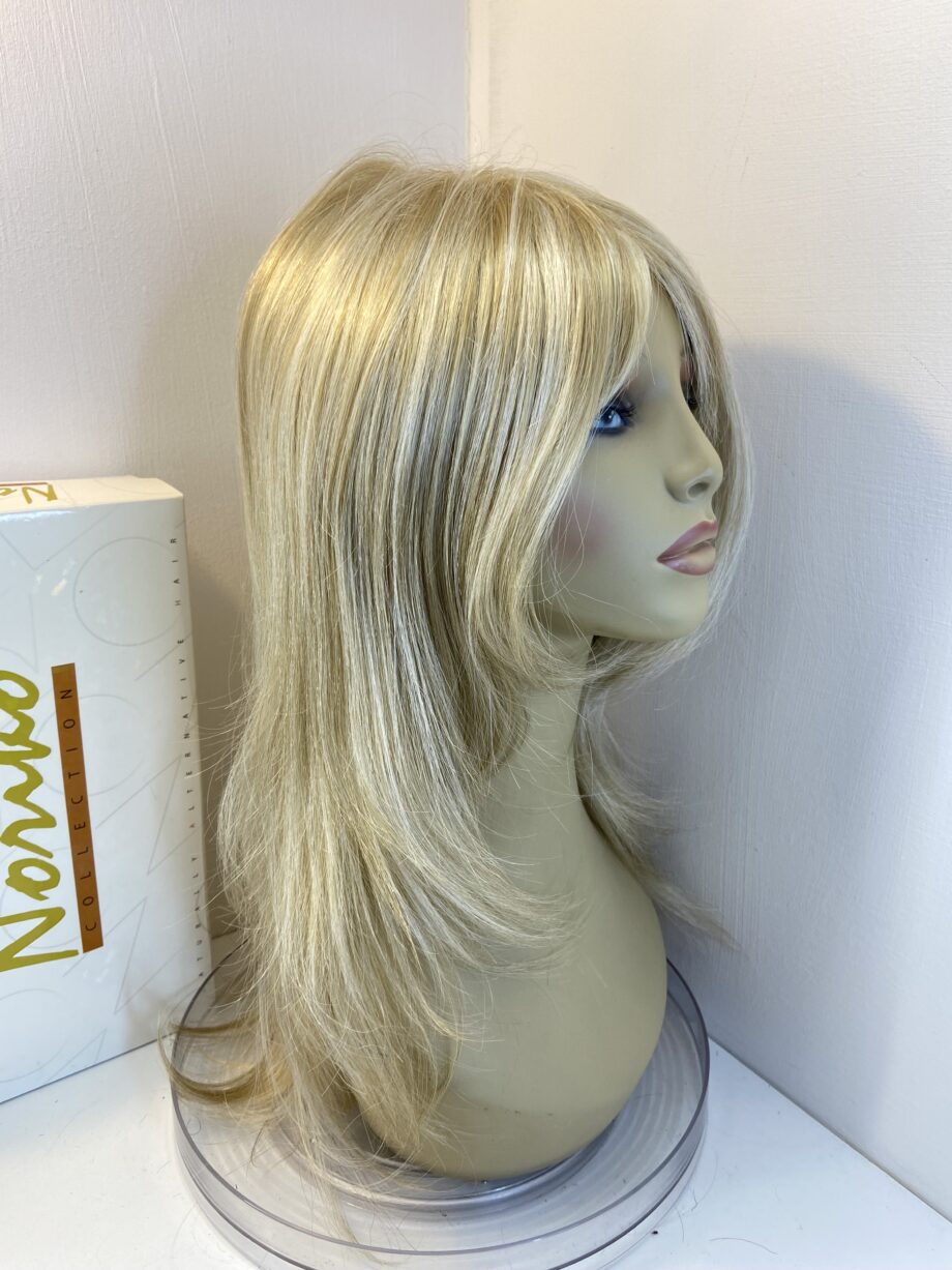 Creamy blonde long wig.  Bblls810