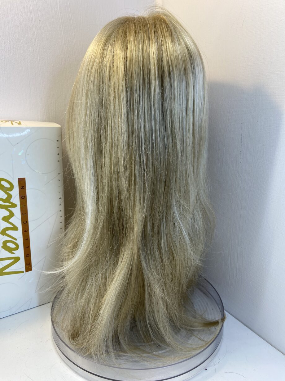 Creamy blonde long wig.  Bblls810