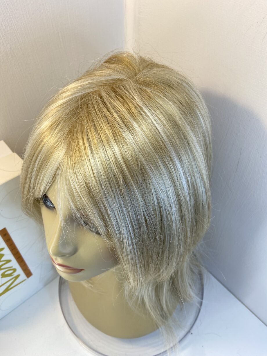 Creamy blonde long wig.  Bblls810