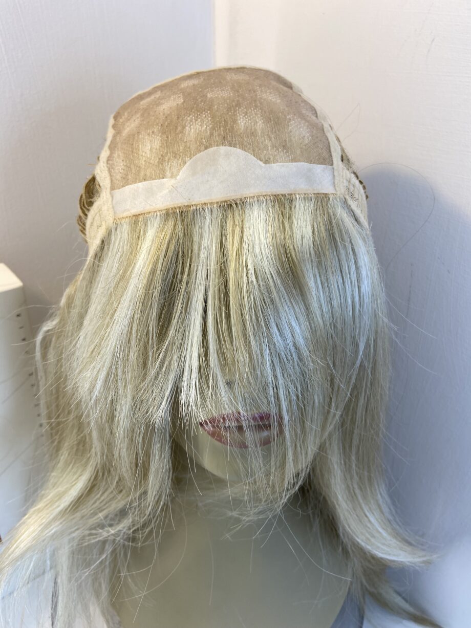 Creamy blonde long wig.  Bblls810