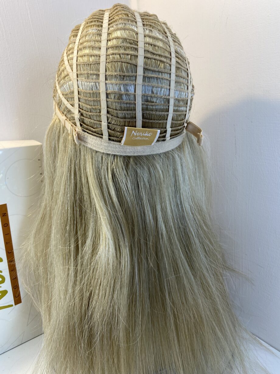 Creamy blonde long wig.  Bblls810