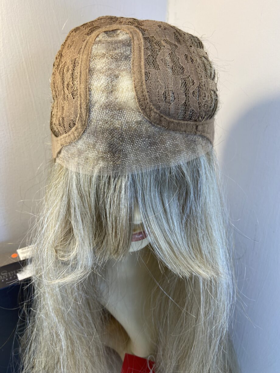 Extra long blonde wig. Bblls811