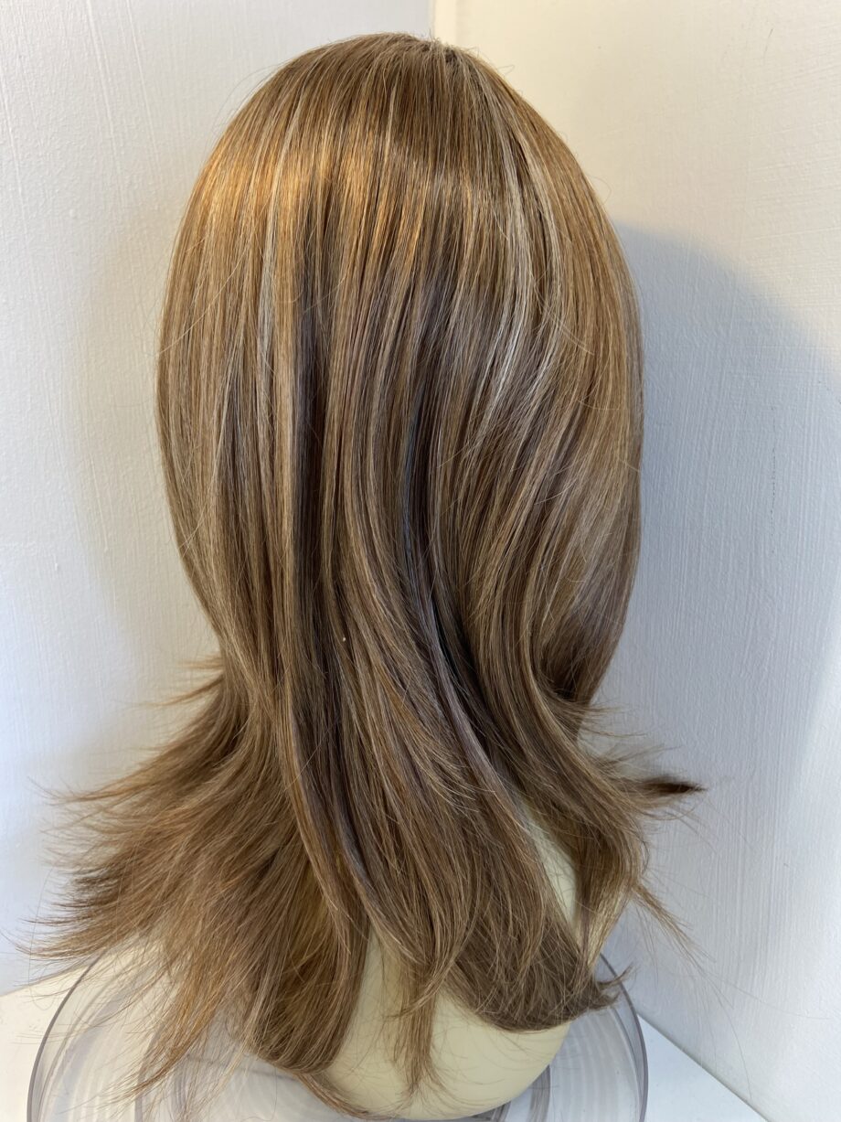 Long brown wig. Brlw864
