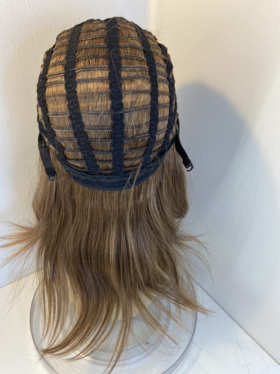 Long brown wig. Brlw864