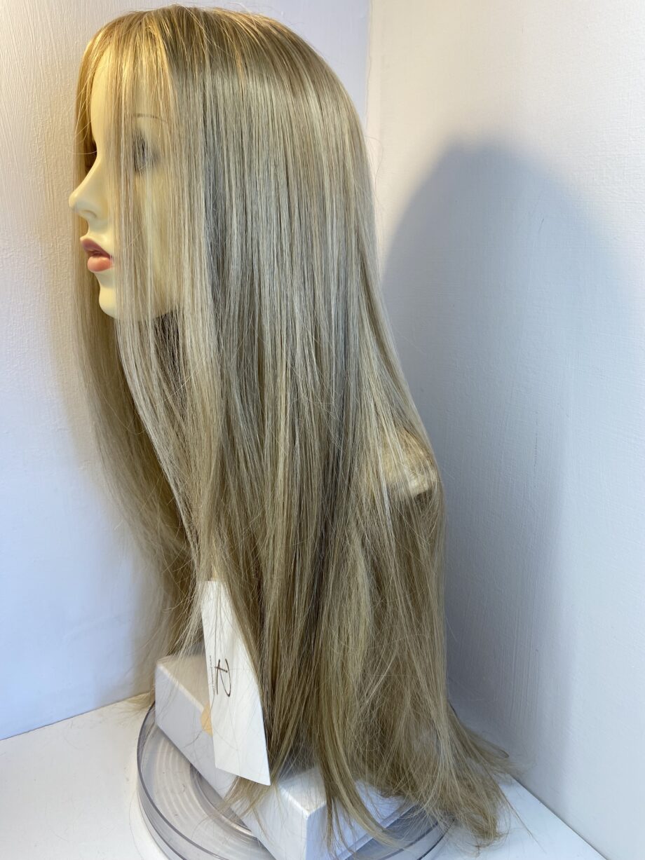 New extra long blonde designer wig. Blls870