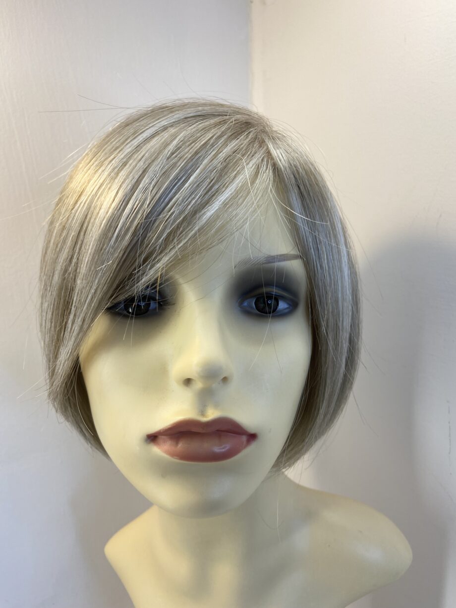 Ash blonde platinum new wig. Plms876