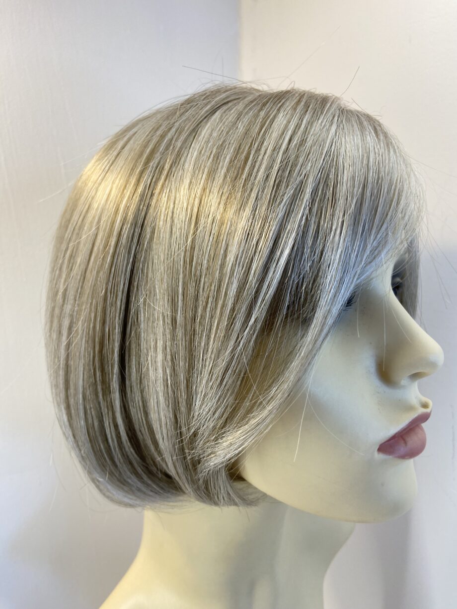Ash blonde platinum new wig. Plms876