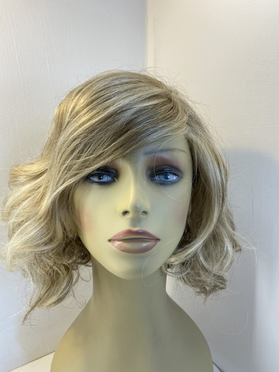 Raquel Welch new blonde wig. Blmw877