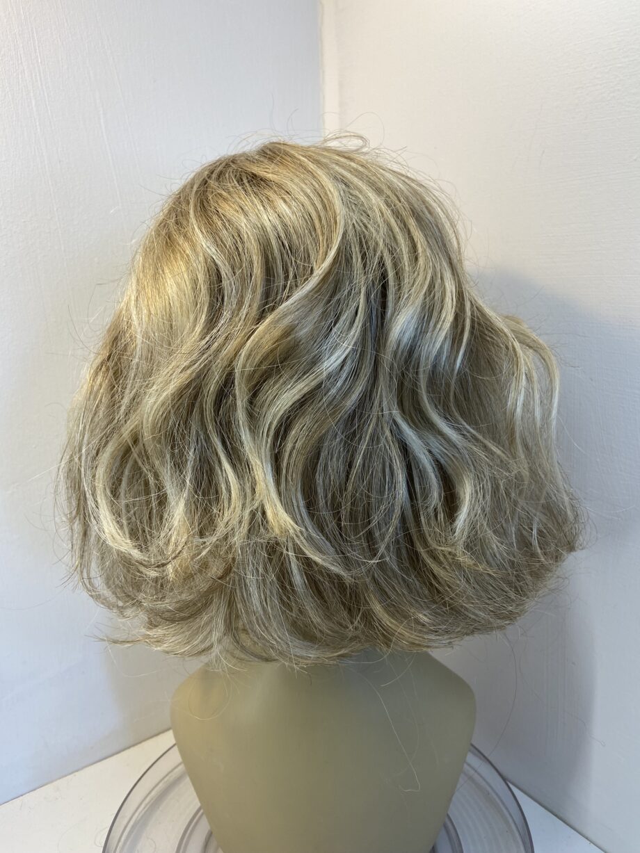 Raquel Welch new blonde wig. Blmw877