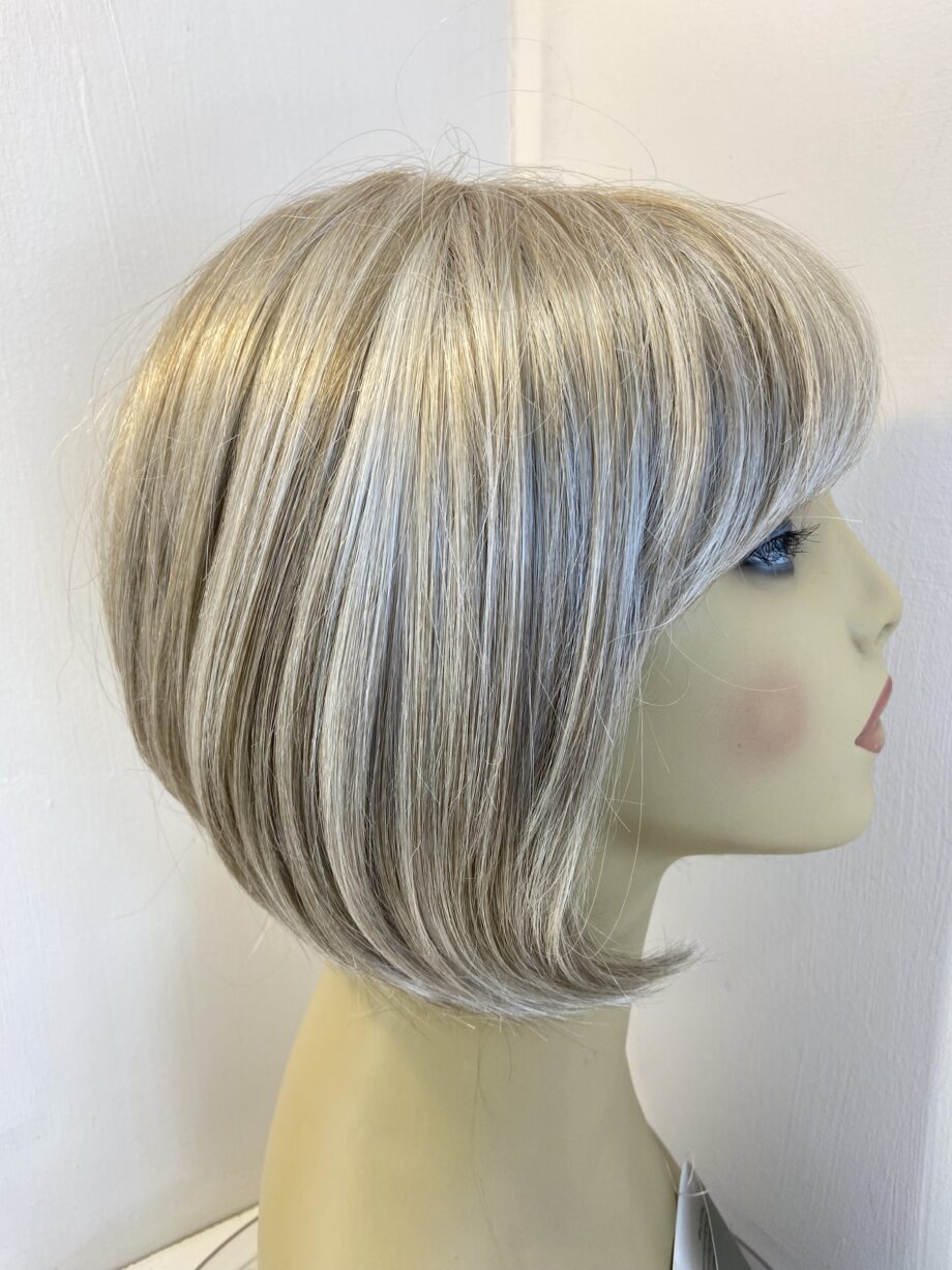 Platinum mist petite wig. Plms724