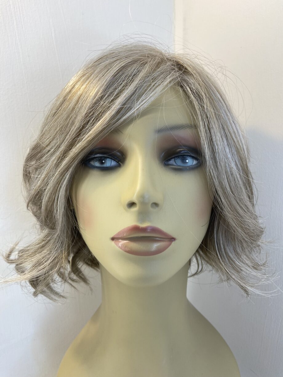 Platinum modern grey wavy new wig. Plmw728