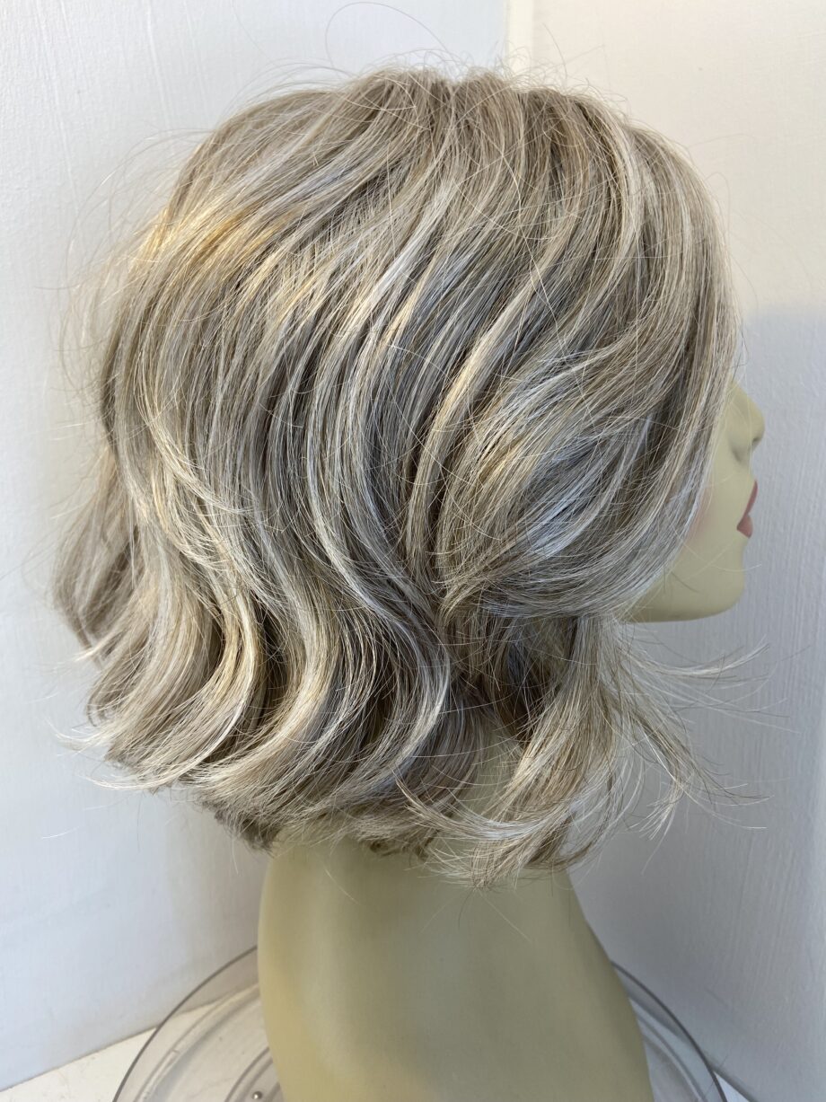Platinum modern grey wavy new wig. Plmw728