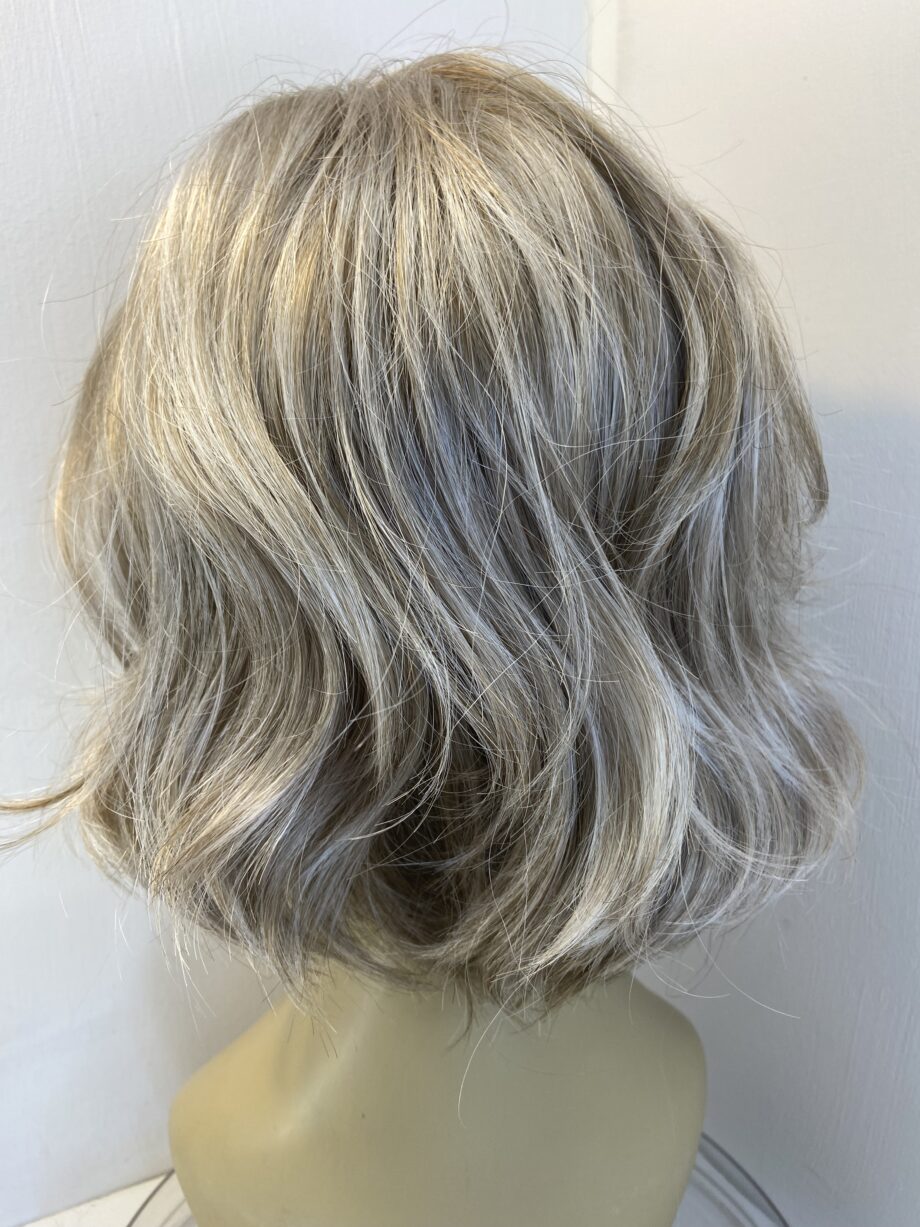 Platinum modern grey wavy new wig. Plmw728