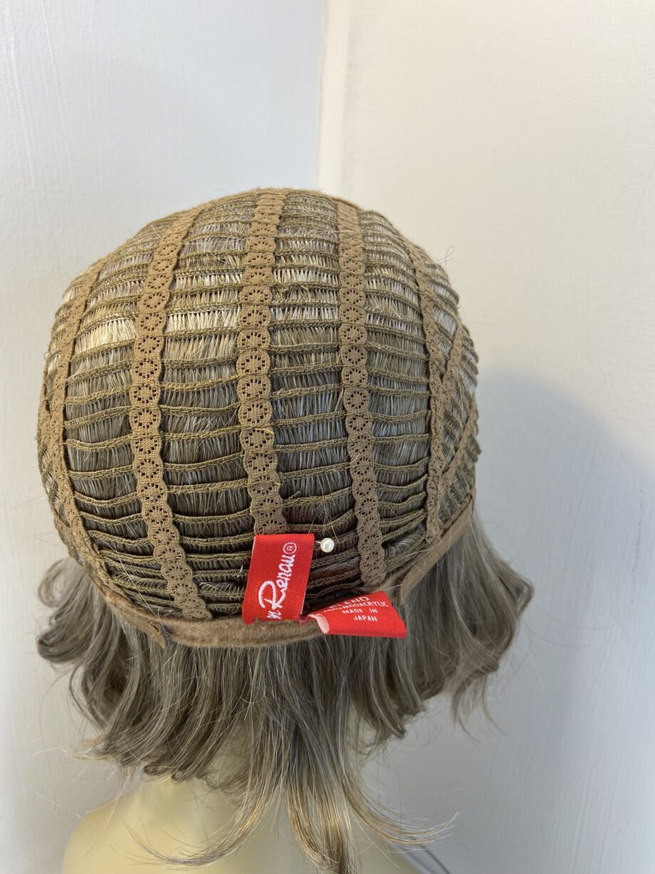 Platinum modern grey wavy new wig. Plmw728