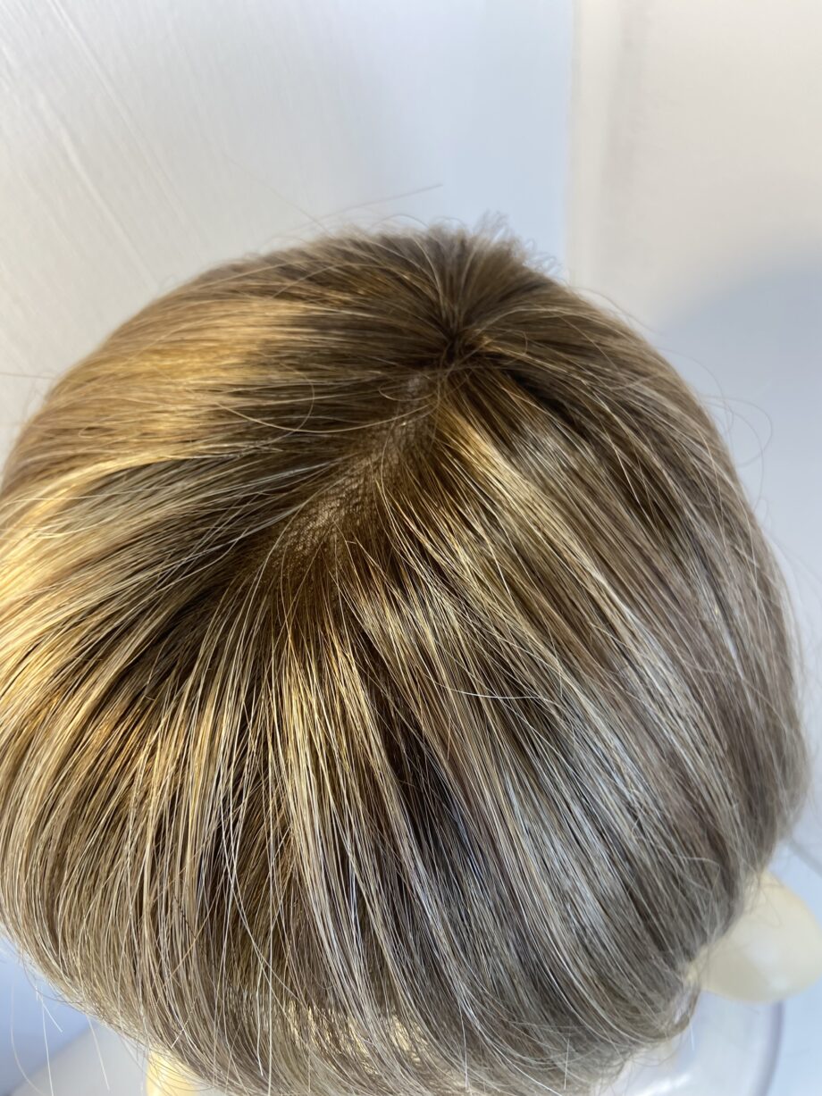 New feather light blonde wig. Blms731