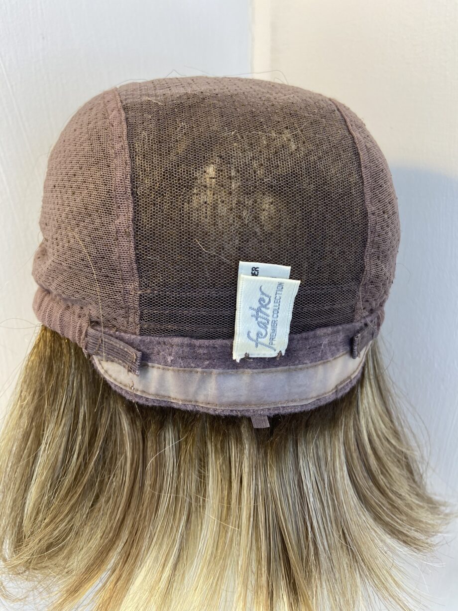 New feather light blonde wig. Blms731