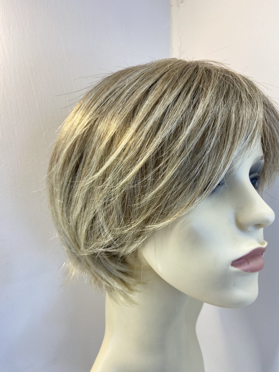Sandy blonde Ellen Wille wig. Blms522