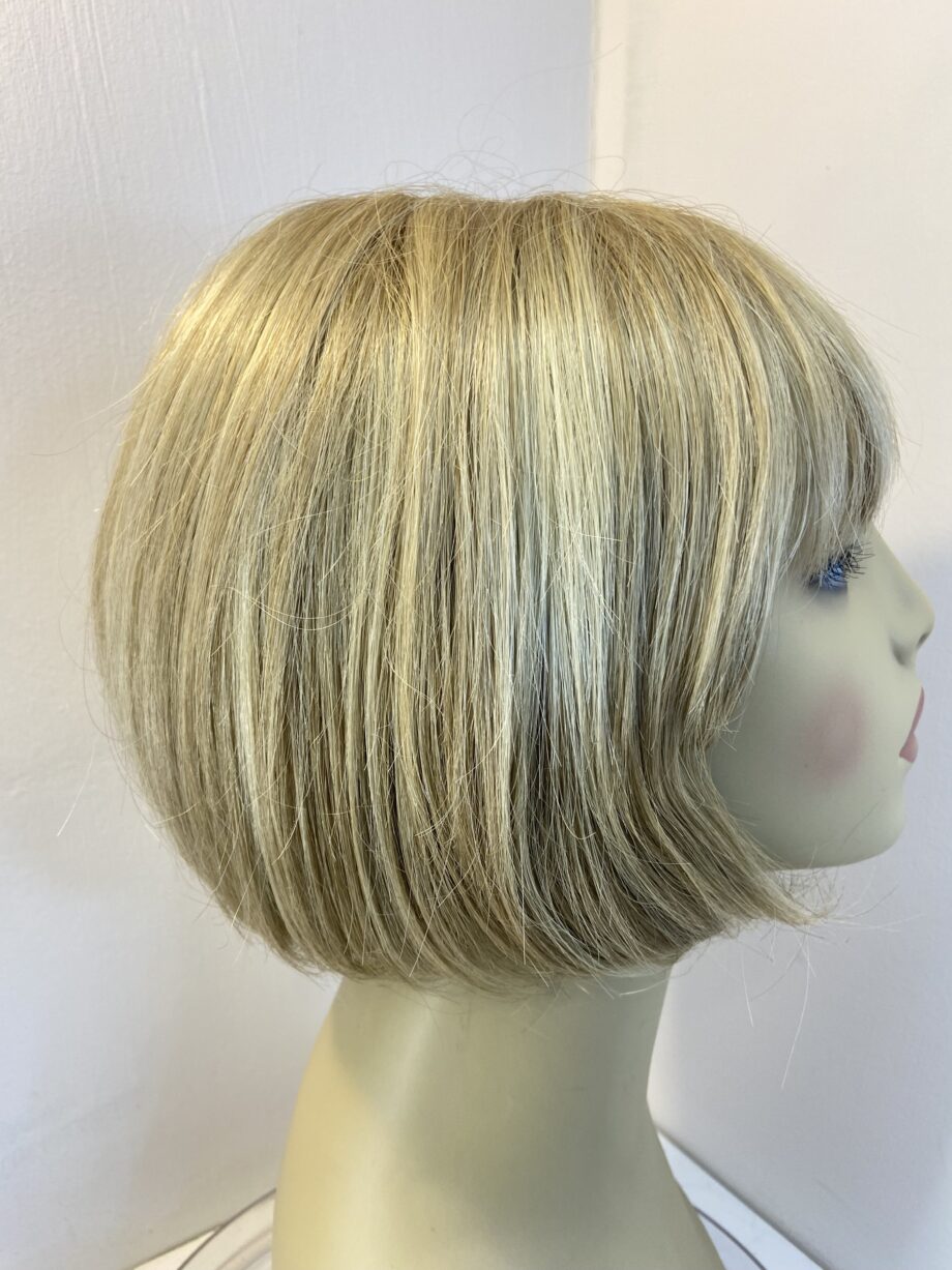 Blonde sentoo wig. Blms529