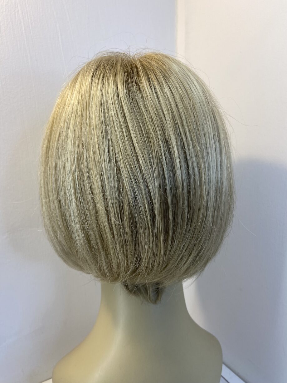 Blonde sentoo wig. Blms529