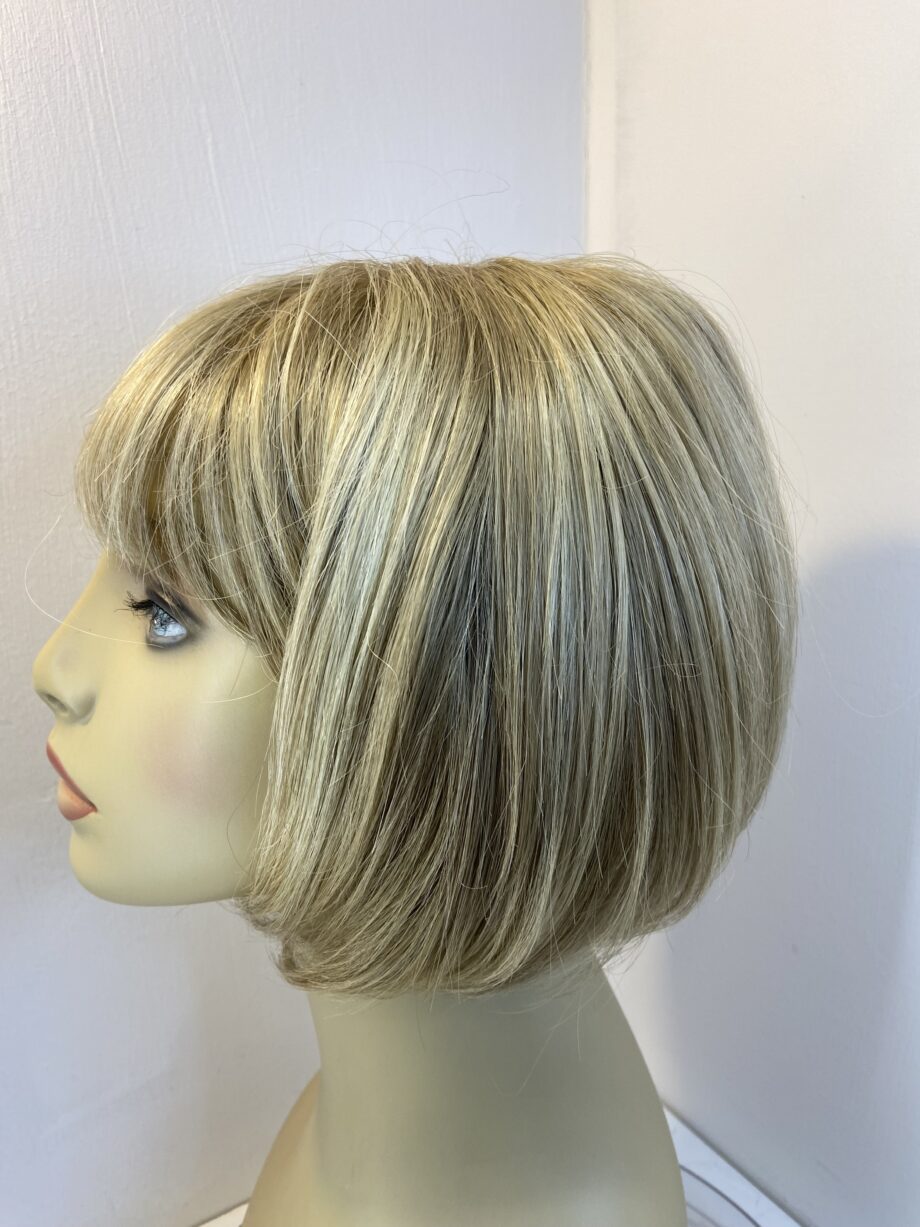 Blonde sentoo wig. Blms529