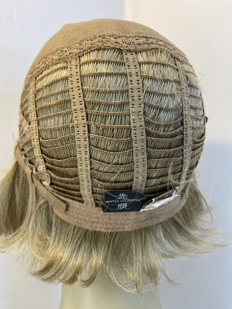 Blonde sentoo wig. Blms529