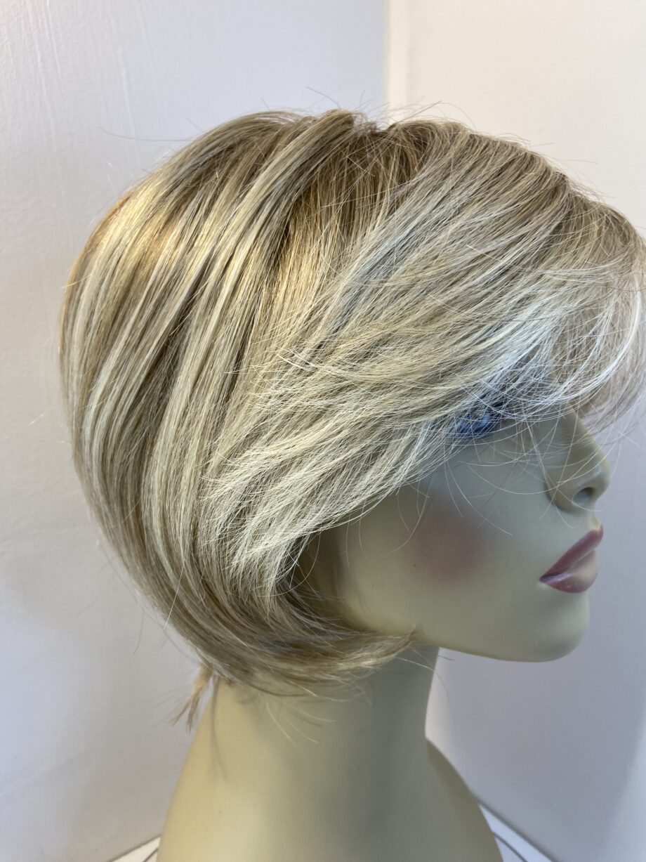 Superb super soft blonde wig. Blms530