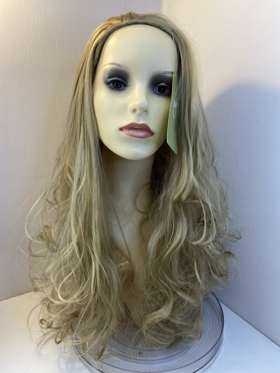 New extra long wavy blonde wig. Bllc316