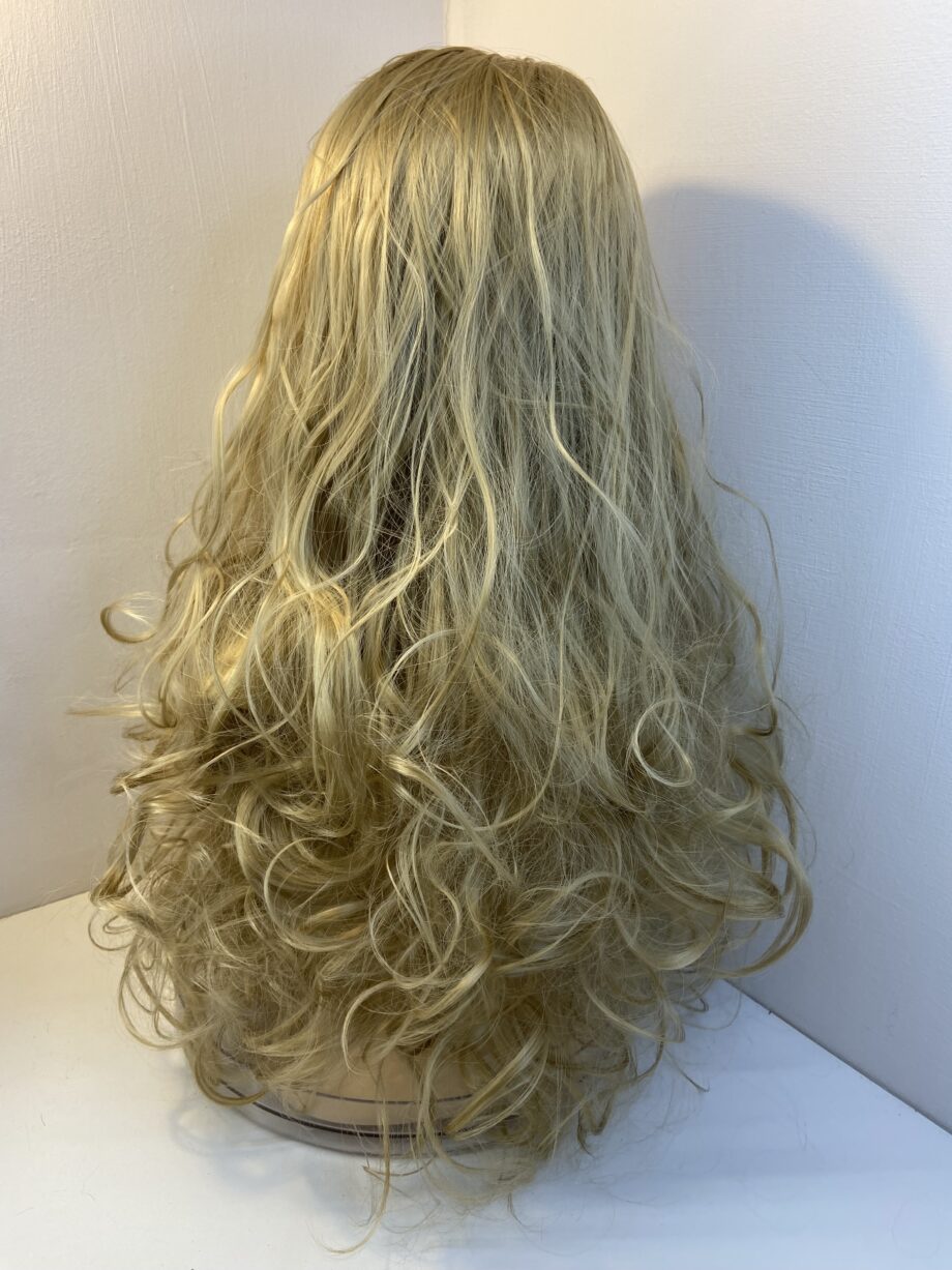New extra long wavy blonde wig. Bllc316