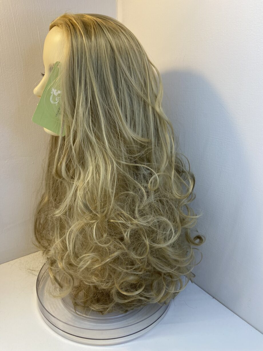 New extra long wavy blonde wig. Bllc316