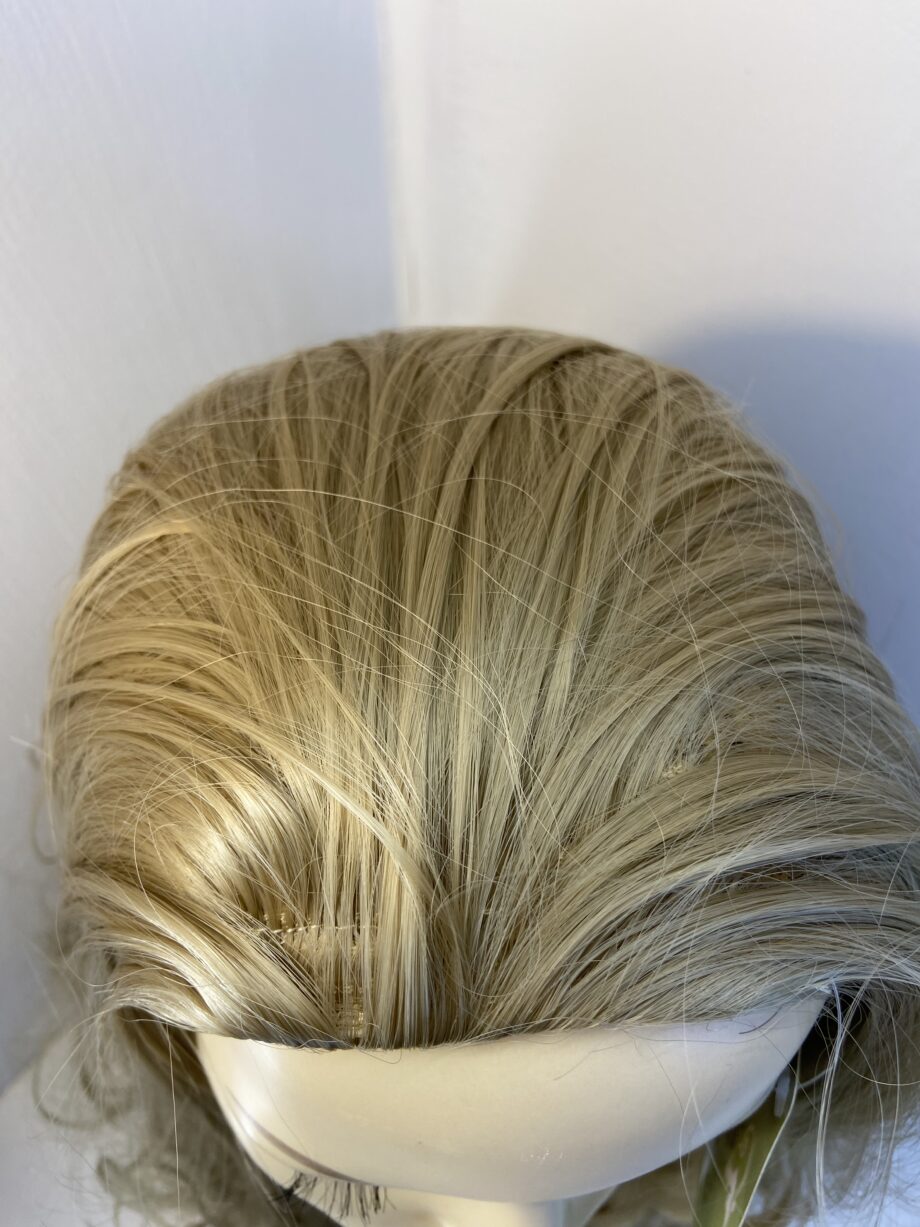 New extra long wavy blonde wig. Bllc316