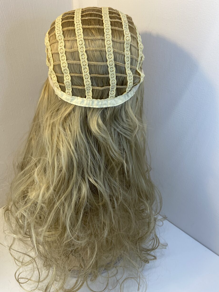 New extra long wavy blonde wig. Bllc316
