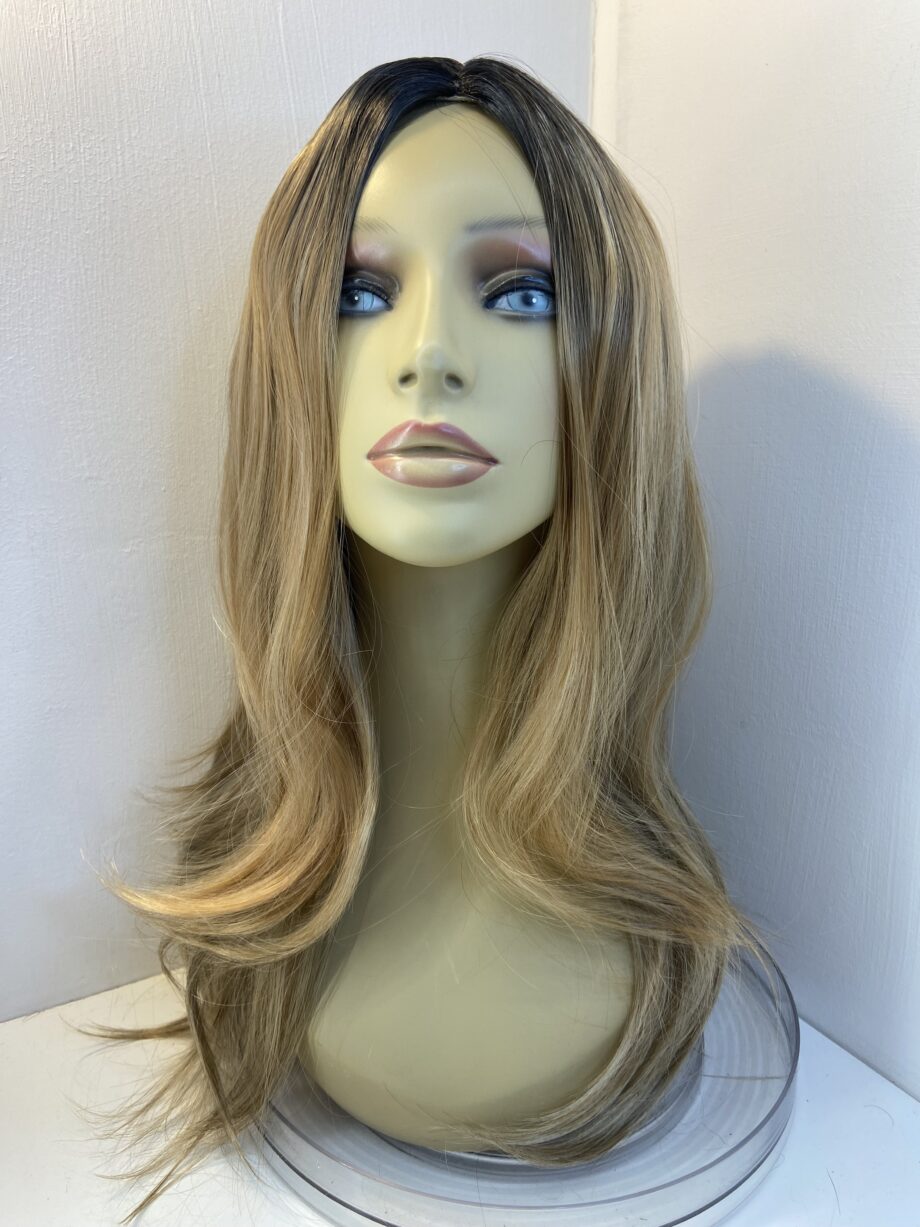 New long blonde wavy wig. Brls317
