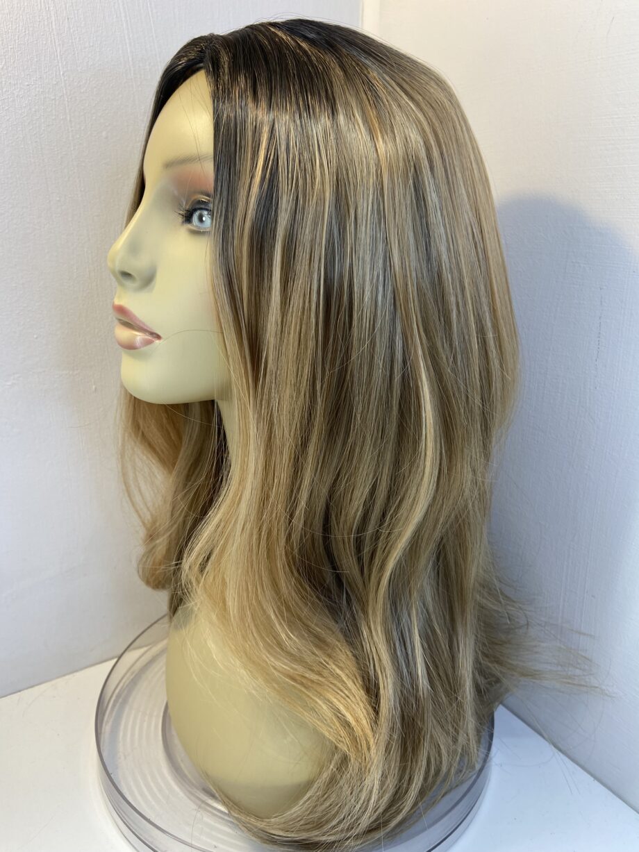 New long blonde wavy wig. Brls317